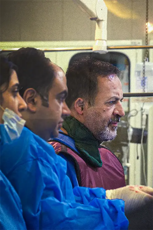 دکتر قناعتی و تیم در حال تزریق سلول بنیادی به زانوی دچار آرتروز